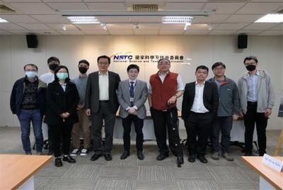 恭賀本系洪文誼老師研究團隊再破有機近紅外強放光世界紀錄