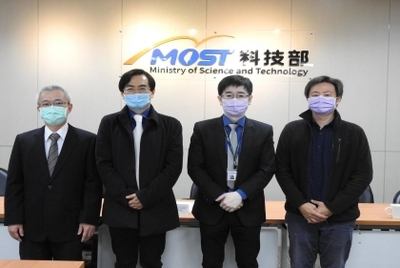 (左起)為本系羅家堯老師